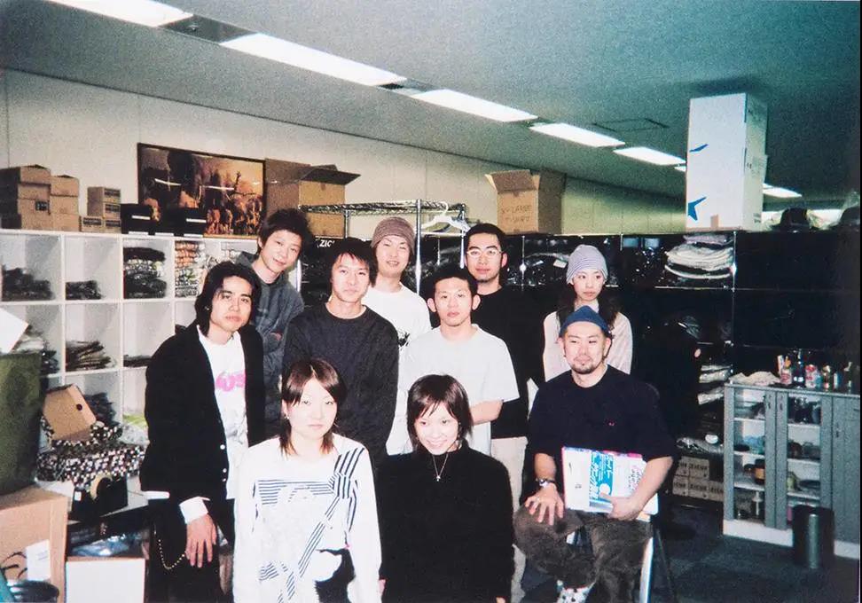 骑在马斯克头上的男人,骑在马斯克肩上的人