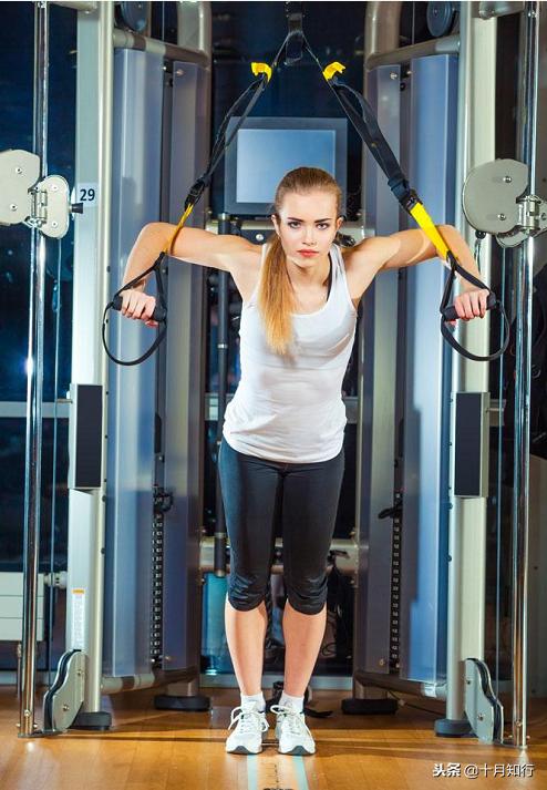 使用哑铃练胸,4个动作在家做,简单粗暴,虐出完美胸肌