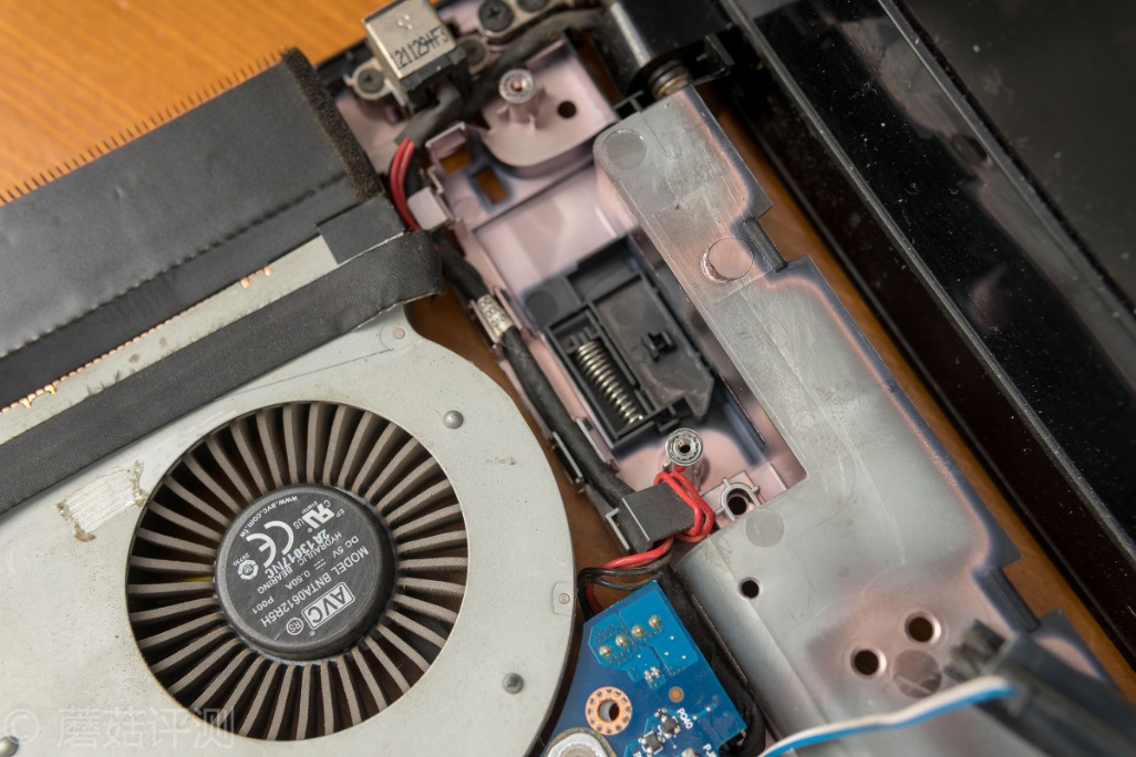 联想y400维修断轴,联想y400屏轴太紧