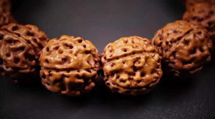 男士戴108蜜蜡串合适吗,男人可以戴石榴石手串吗