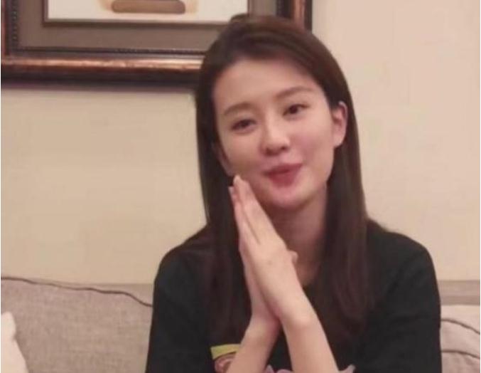 赵雅芝嘴角松垮颈纹厚重难遮掩,赵雅芝的童颜秘诀