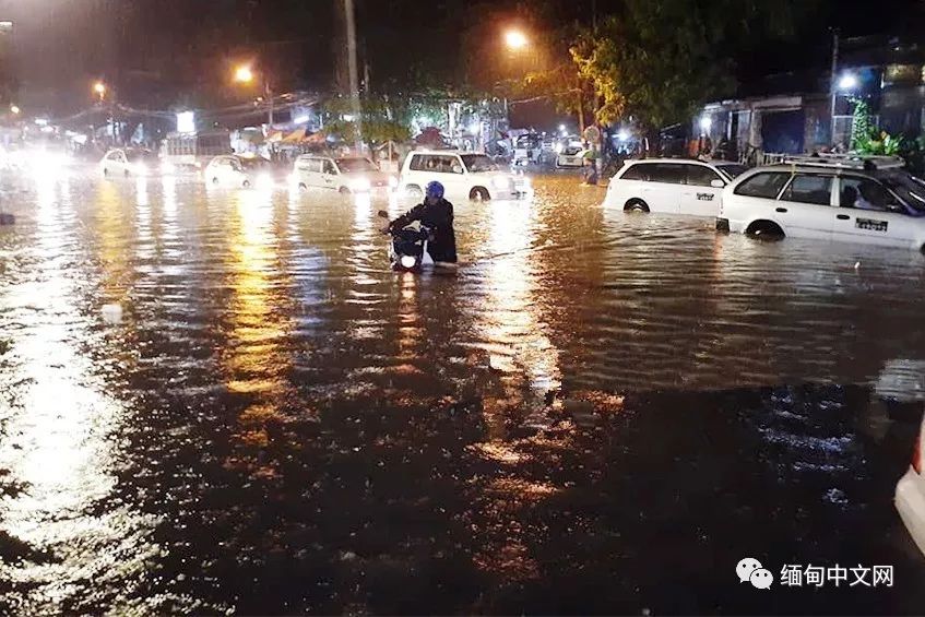 仰光雷雨，积水没过大腿，不少车子在水中“游”