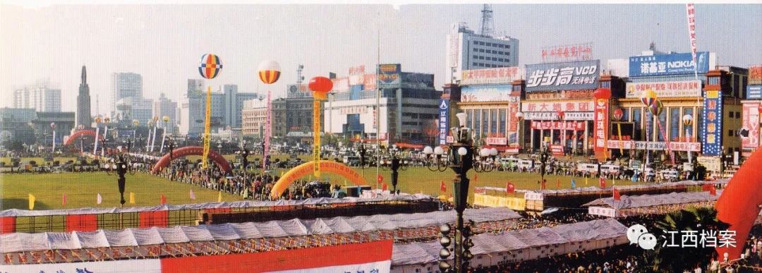 带着时代烙印的老照片，和你穿越到不同年代的八一广场