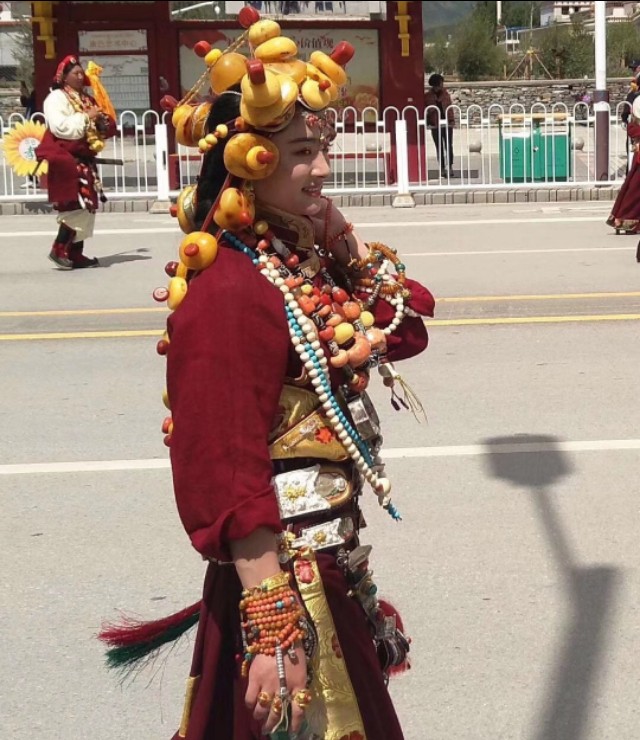 蜜蜡到底值不值得玩,藏民戴的蜜蜡大多数是变形的