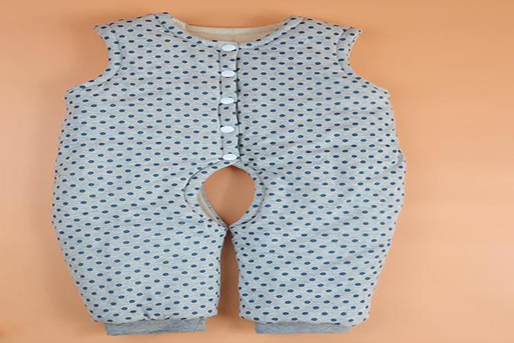 冬天帮宝宝穿纸尿裤最佳方法,冬天不脱裤怎么换尿布