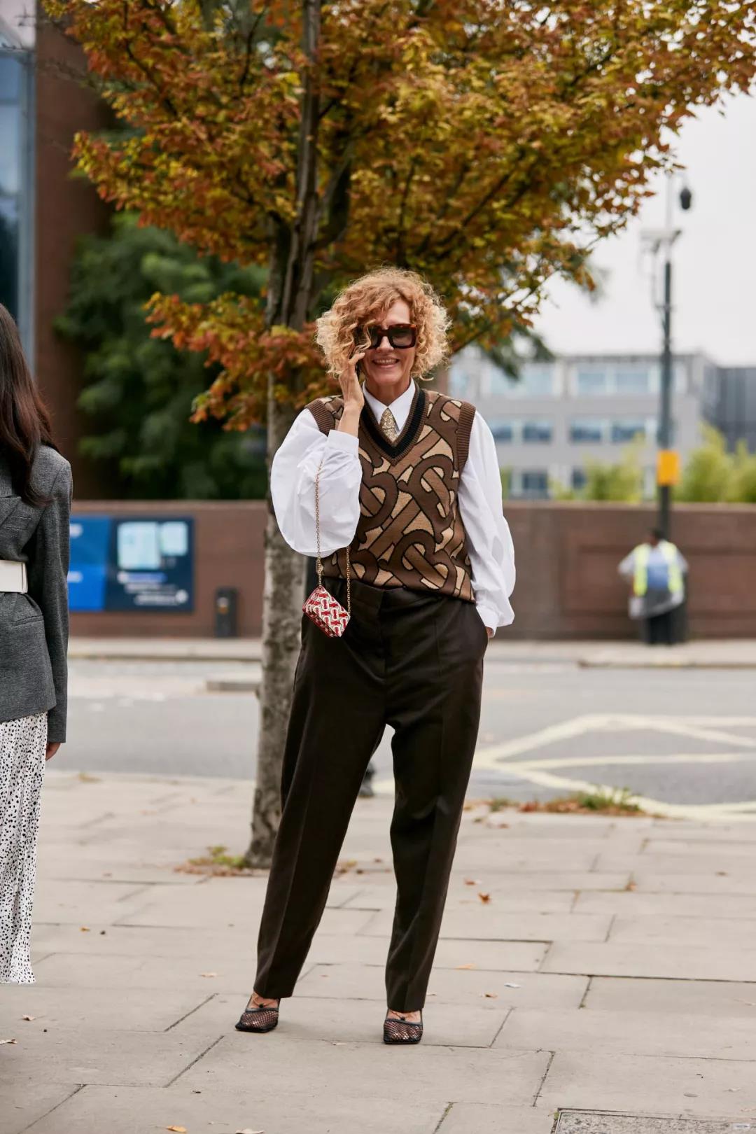 巧克力色中长款搭配,巧克力色搭配什么颜色内搭好看