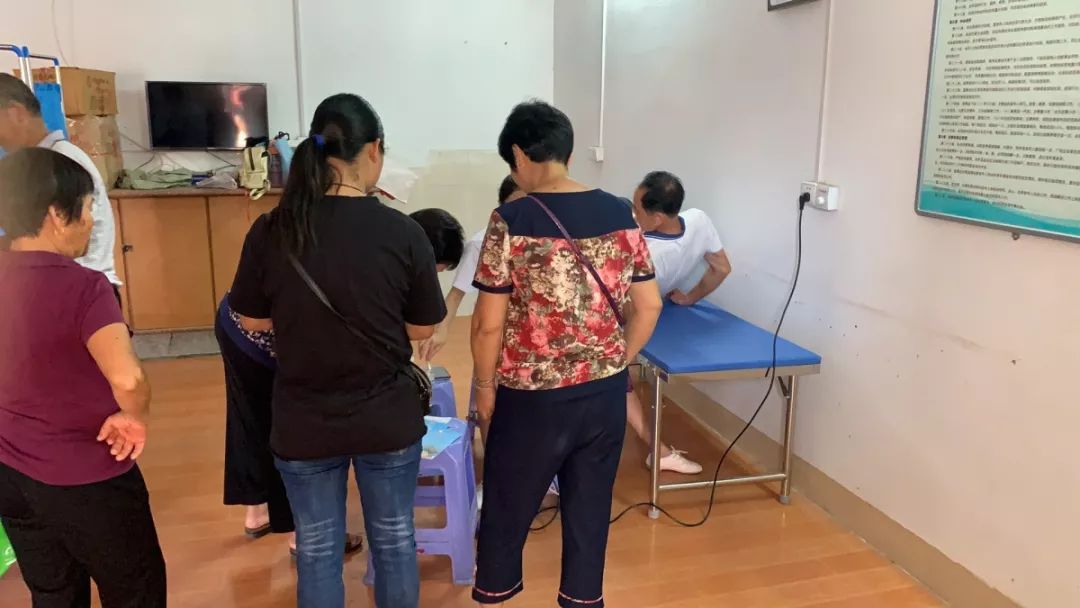 义诊下乡扶贫暖人心,义诊暖人心健康在身边