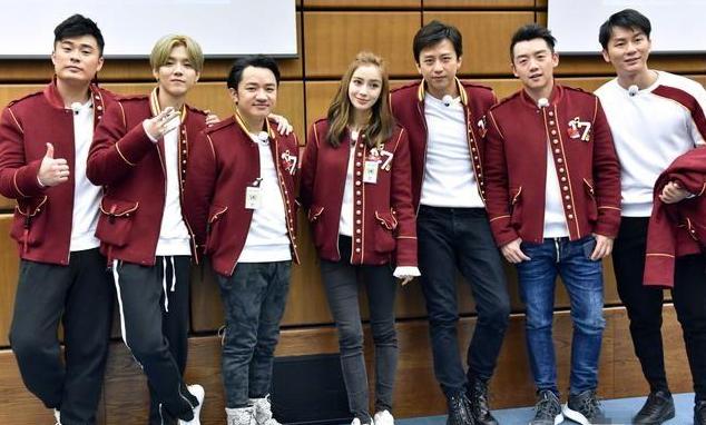 郑恺夜店出场,郑恺在跑男穿西装