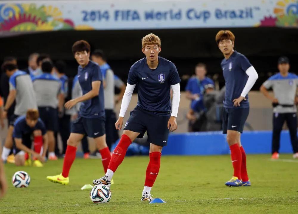 2021年体育新政对足球青训的弊端,足球青训一个教练教一个孩子训练