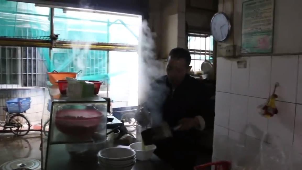 三和大神上一天玩三天，日结100吃4元的面，8块钱网吧包夜