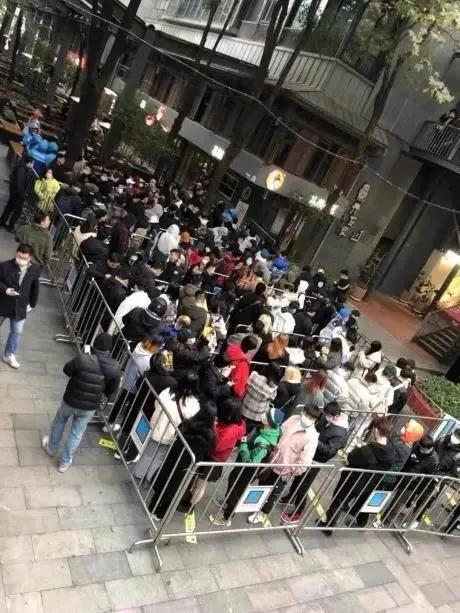 5万桌排队,饮品代购炒到600元一杯!交警也急了…网友:我都能去趟长沙了