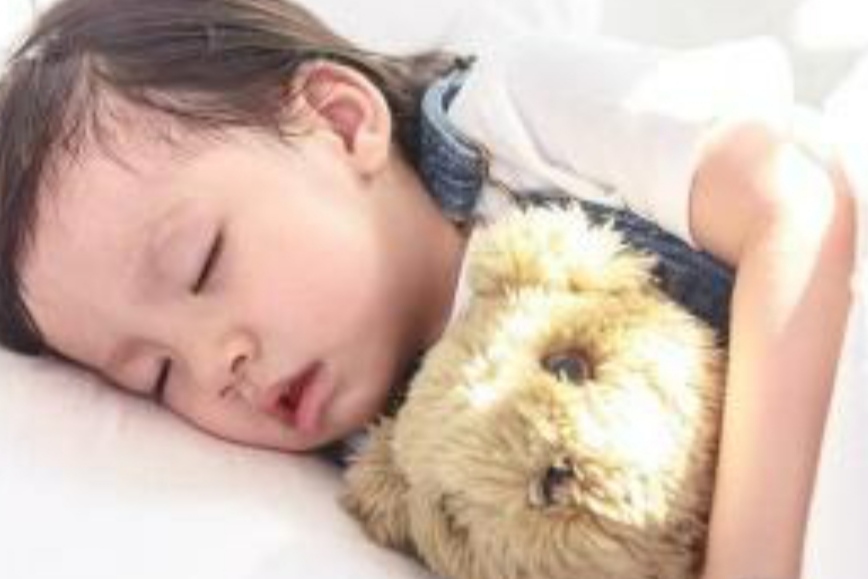 宝宝睡着老是笑是做梦吗,为什么宝宝睡觉嘴巴一直动