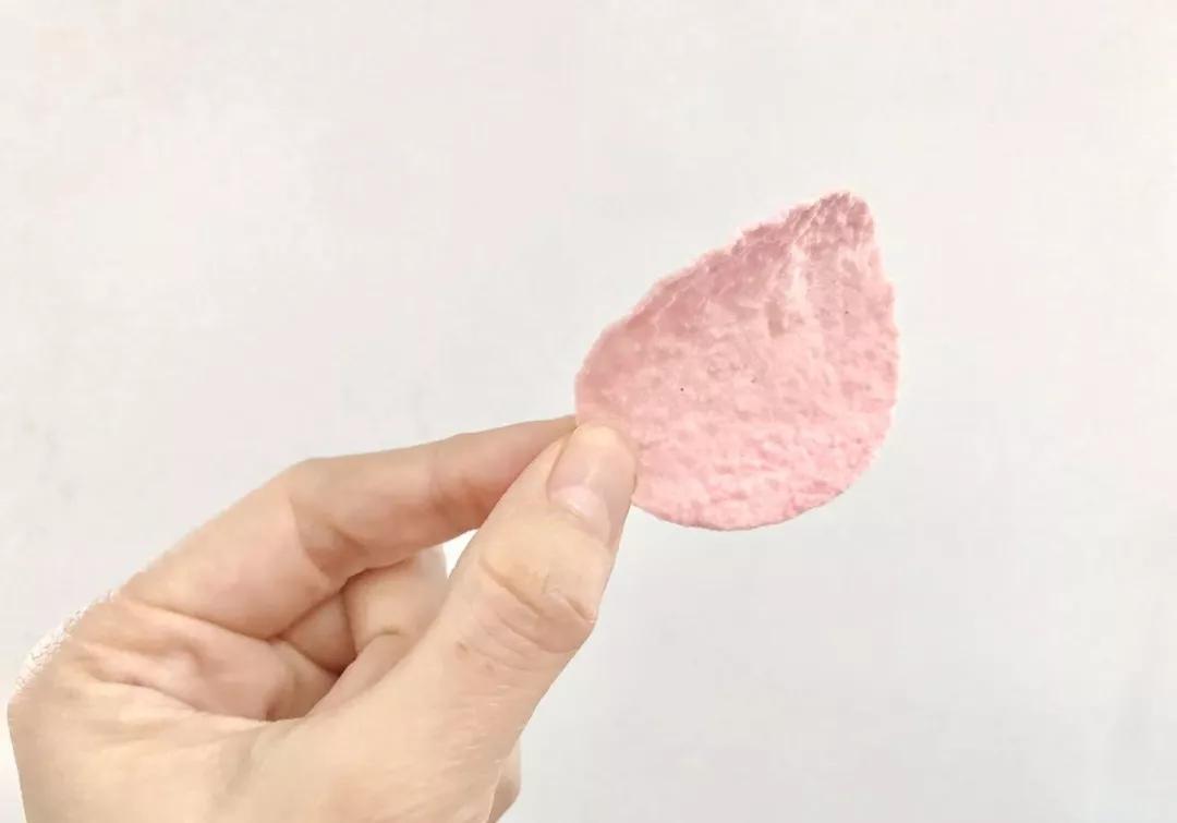 吃完樱花味零食，像被女仆装*男猛**暴打一顿