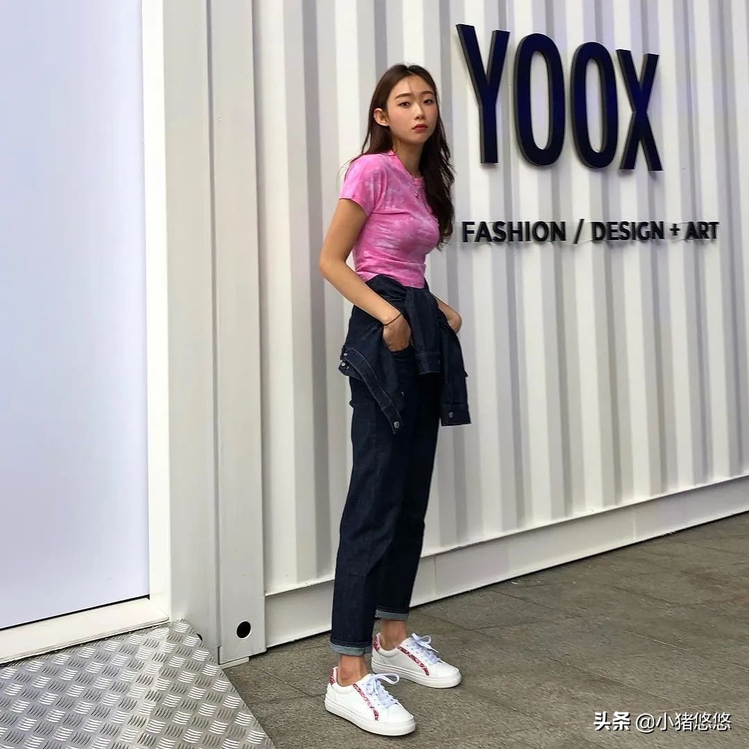 连帽卫衣白色帆布鞋高级穿搭,绿色卫衣配帆布鞋还是老爹鞋