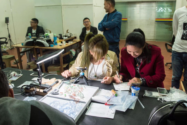 在缅甸做翡翠生意的网红,从小马仔到亿万富豪