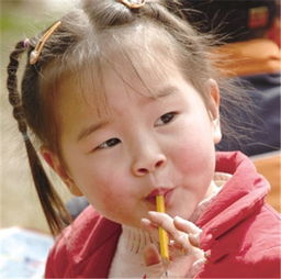 孩子做作业老是咬铅笔怎么办,一年级孩子上课写字老咬铅笔