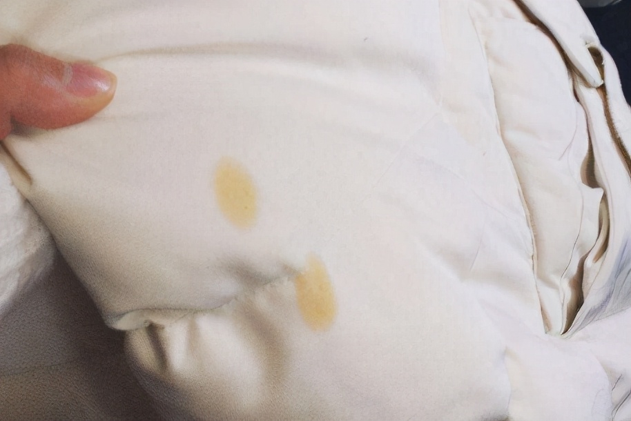 光面羽绒服发黄洗白小窍门简单,羽绒服脏了不用水洗教你一招