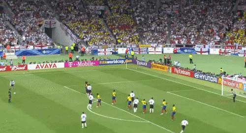 小贝当年多风光，三个儿子都穿德产定制鞋，球鞋广告动用百兽之王