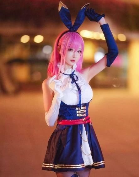 15岁萝莉cos黑太子,换上了“山竹袜”,“仙鹤腿”成绝色