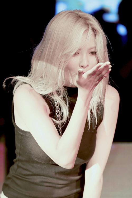 泫雅和男友秀恩爱视频,泫雅恋爱前后变化