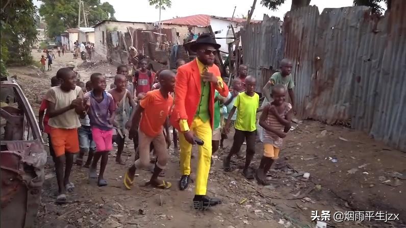 非洲贫民窟高质量人士的装B生活：再穷都要置办一身好行头去显摆