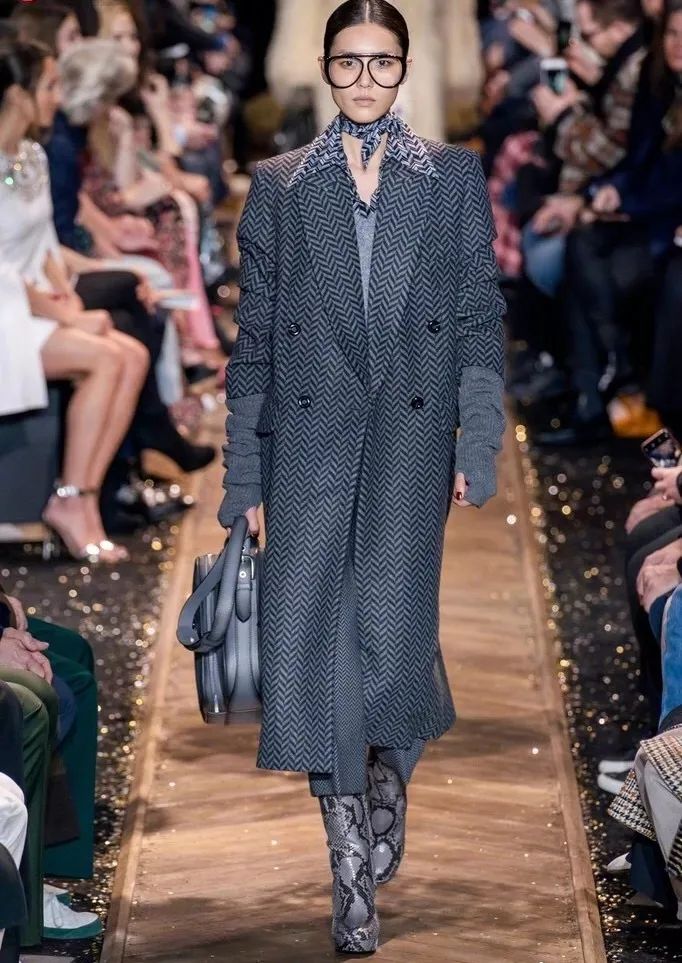 跨越半世纪的经典搭配王丝巾，这都当衣服穿了？