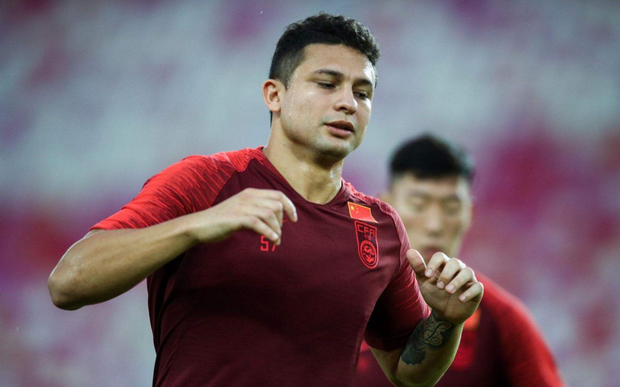 艾克森怒怼记者,艾克森被记者质疑