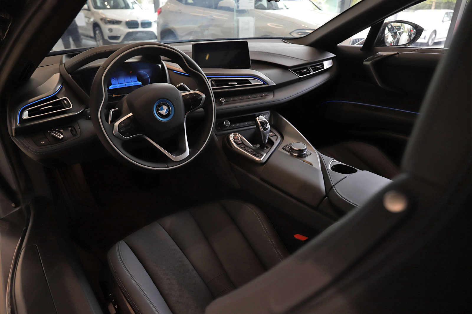 最新款4座宝马敞篷跑车,配有1.5自吸发动机的车