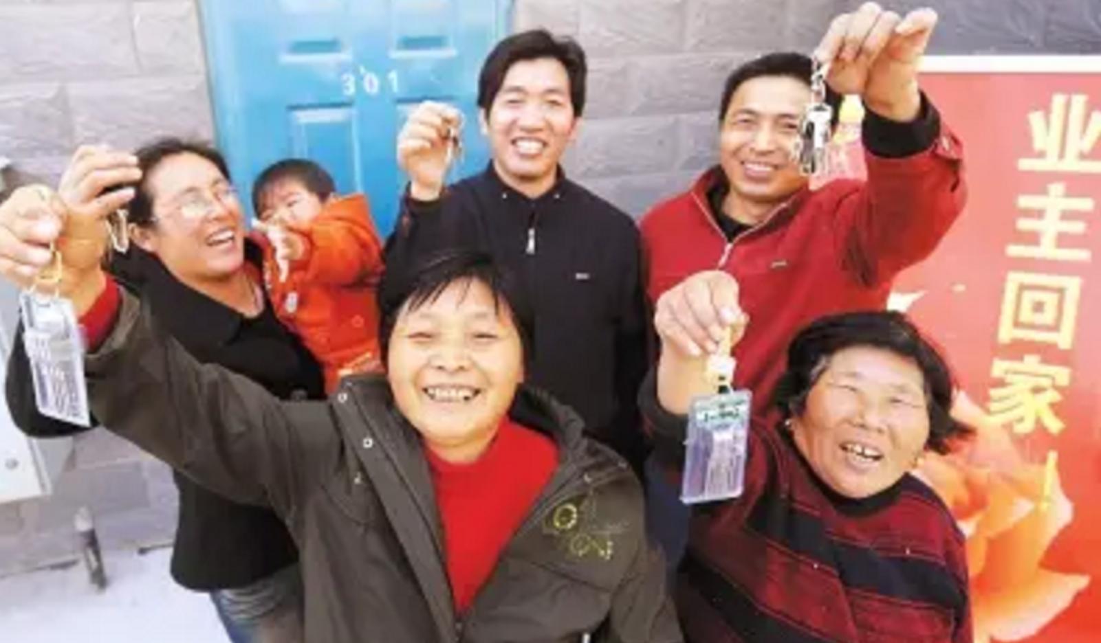 小区车库停满拖拉机,地下停车场停满拖拉机