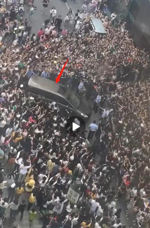 肖战被围堵现场视频,肖战被围堵时的眼神