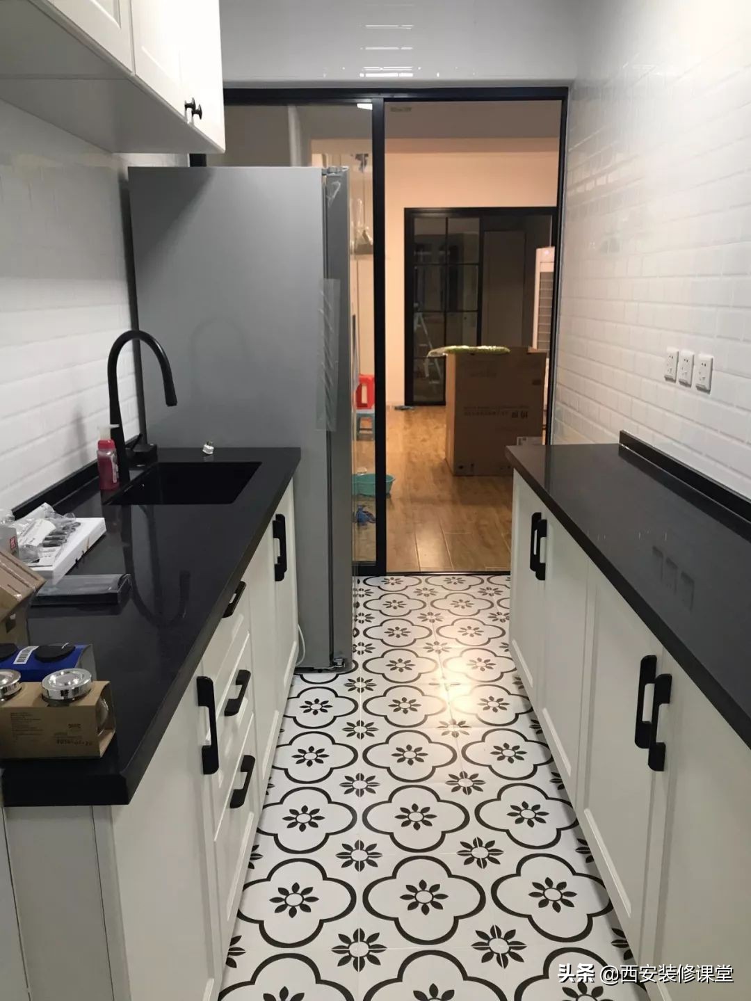 冰箱都放在房子什么位置,房子小冰箱太大真的占地方