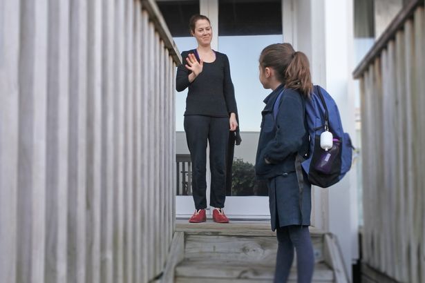 有过敏症的女儿第一次上学，英国这位焦虑的妈妈让女儿带上急救箱