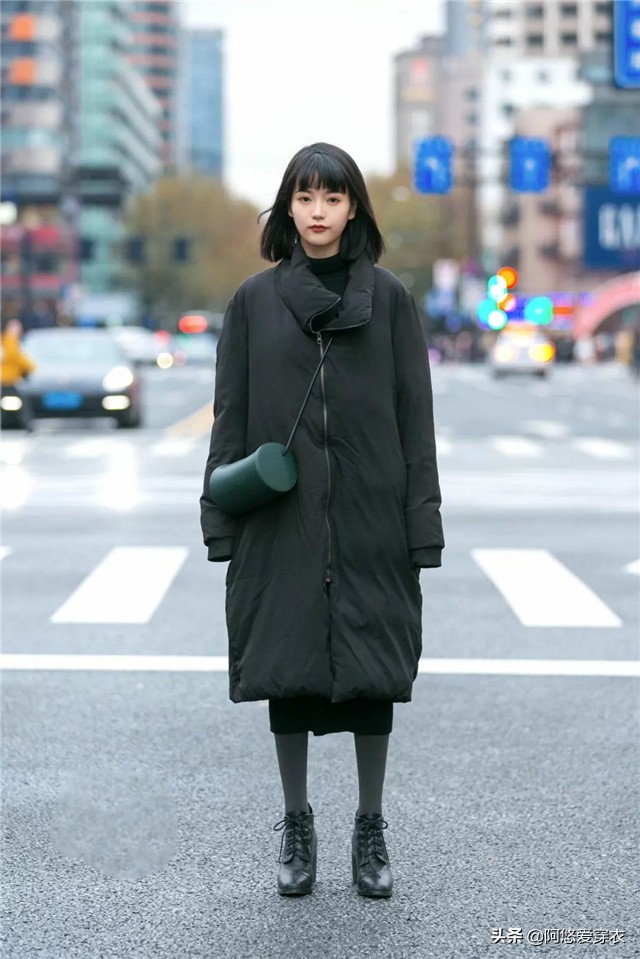 韩国女生黑色羽绒服穿搭,韩国女生穿什么羽绒服