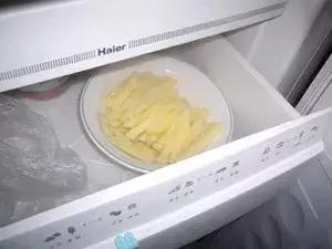 在家里做薯条吃又干净又卫生,孩子自己动手做薯条又简单又好吃