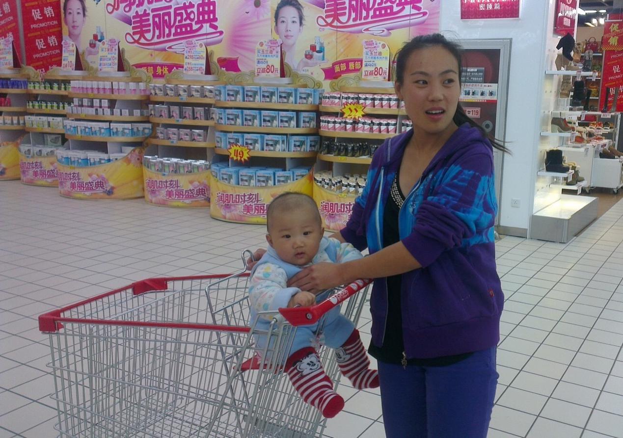 三岁儿子超市随手拿口香糖没付钱,孩子在超市买东西忘记付钱怎么办