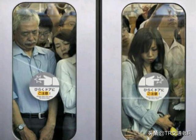 日本轨道交通如此发达，为何进地铁主要靠推？女生说尴尬