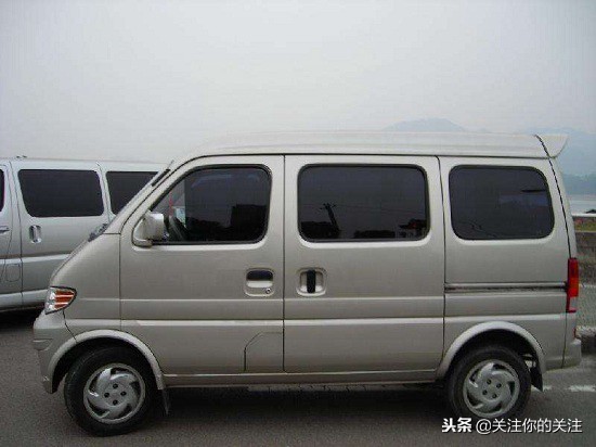 交警提示：车窗玻璃再不能乱贴膜，贴膜颜色太深将实行扣分罚款