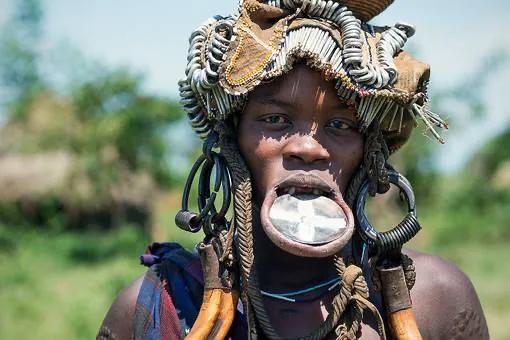 嘴上套盘子的女人,嘴唇挂盘子的女人