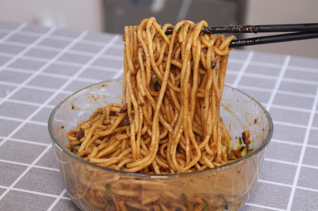 炸酱面只用甜面酱的做法,炸酱面用黄豆酱还是甜面酱好吃