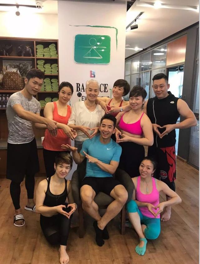 73岁天津白发奶奶健身,73岁白发奶奶坚持健身