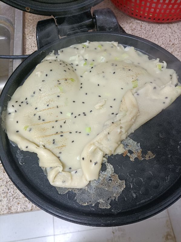 鸡蛋饼怎样做才好吃呢，这样的鸡蛋饼还能吃吗？