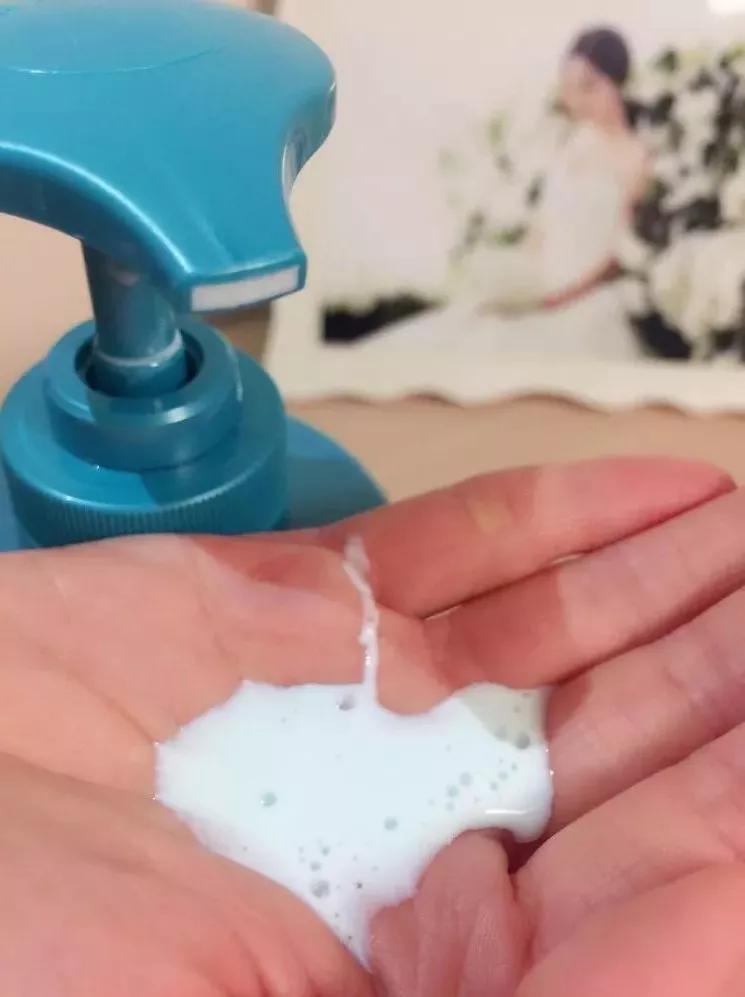 头屑满天飞用的洗发水,头屑一坨一坨的