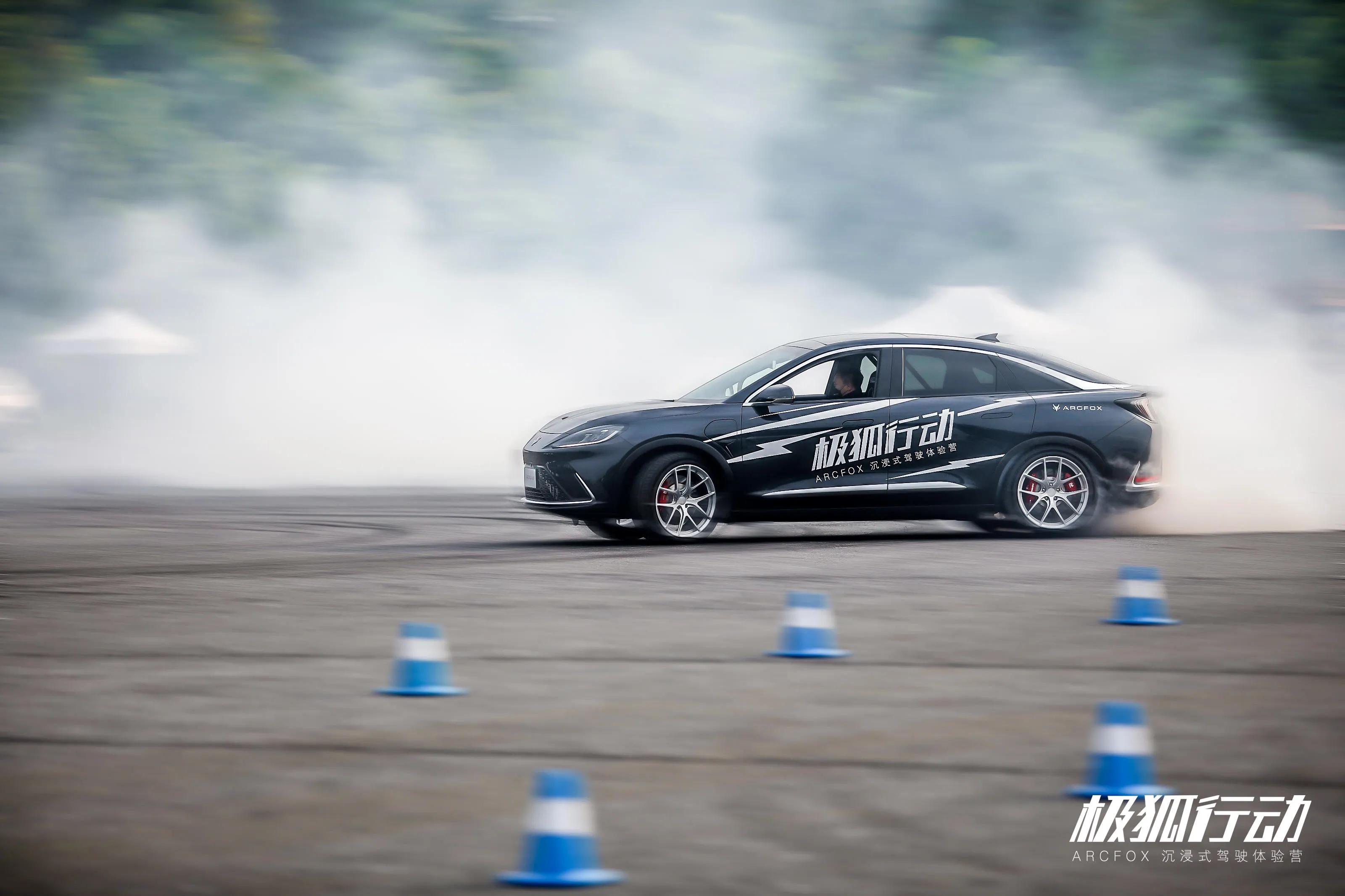 鏋佺嫄琛屽姩2.0,鏋佺嫄琛屽姩2.0姹借溅