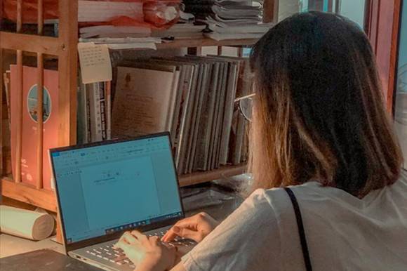 不同的坐标同一堂网课，外国留学生在线相聚：期待疫情过去，花开满路