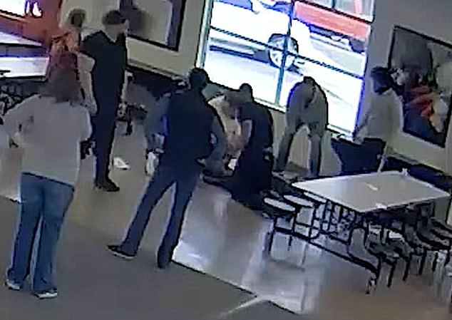 美国黑人少年被7壮汉坐胸8分钟，大喊“不能呼吸”，心脏停跳而死