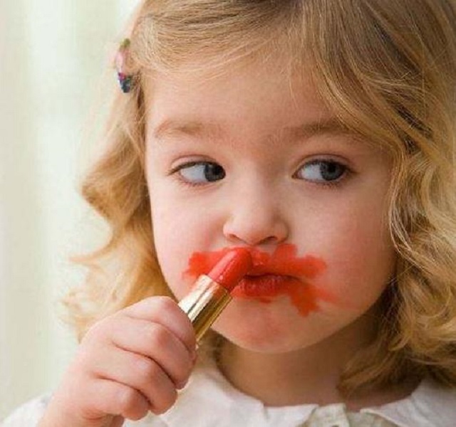 妈妈上厕所孩子吃东西,妈妈上厕所宝宝吃东西