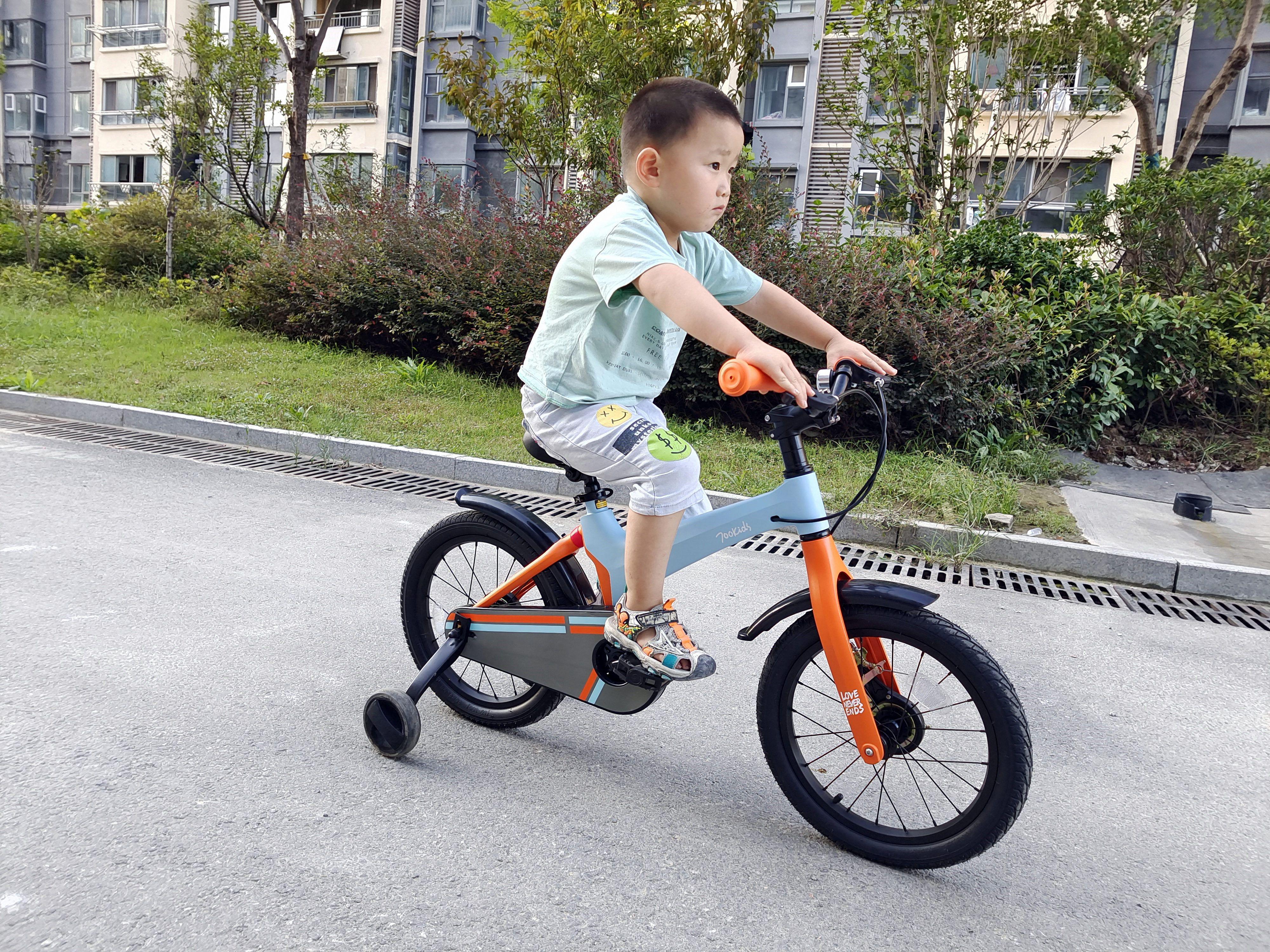 骑行不再成为负担，孩子使用更安全，柒小佰运动减震自行车体验
