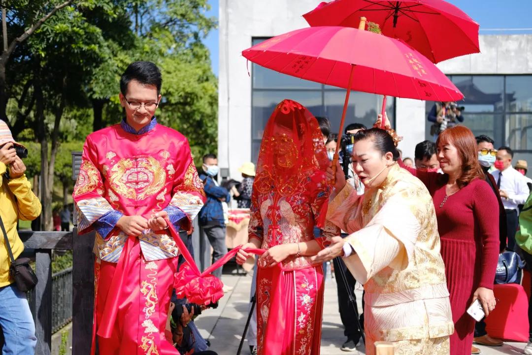 番禺｜太幸福啦！15对新人在莲花山举行集体婚礼，传统仪式有韵味