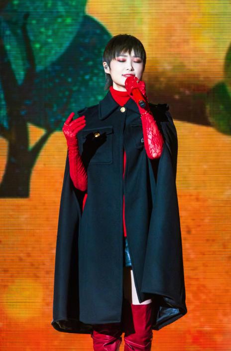 李宇春身着复古蕾丝衬衫,李宇春的舞台装真时髦