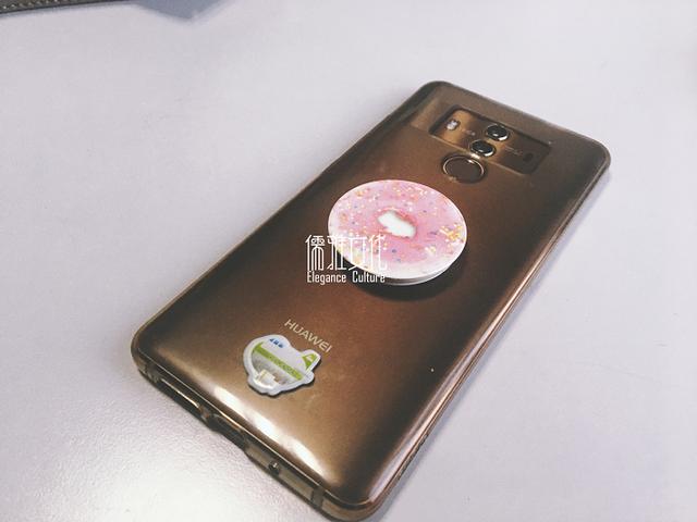 「EDC」突击翻包身边人，信仰大牌的二娃娘